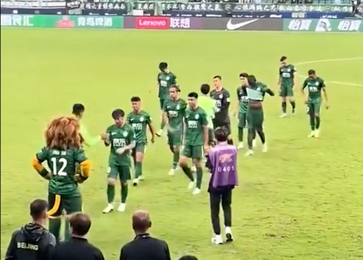 看台上的国, 没有回应 看台上的国, 没有回应