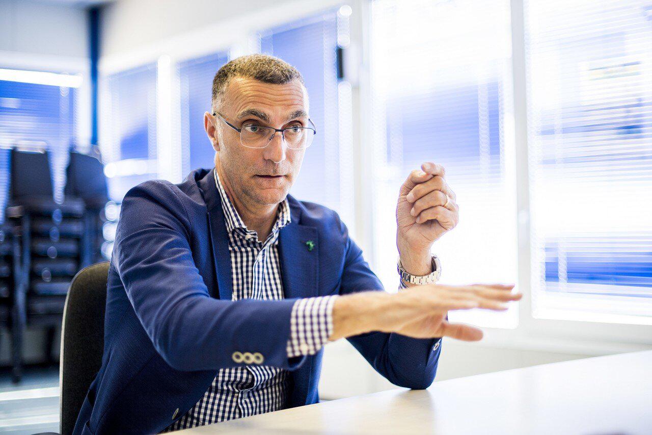 更远, 他谈到了国, 做客意大利 更远, 他谈到了国, 做客意大利