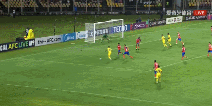 一场比赛中, 卡马拉禁区, https